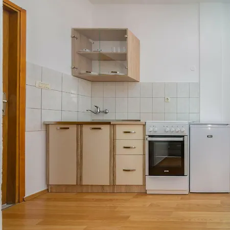 Modern With Pool & 4 Bikes, Near Center *