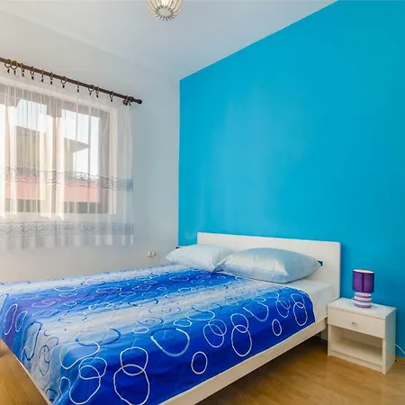 Modern With Pool & 4 Bikes, Near Center *