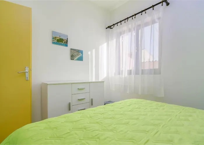 Modern With Pool & 4 Bikes, Near Center *